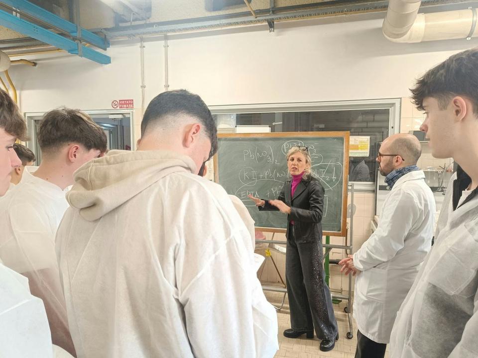 Gli studenti mentre seguono la  spiegazione per preparare  i  campioni e svolgere  le fasi  dell’esperimento